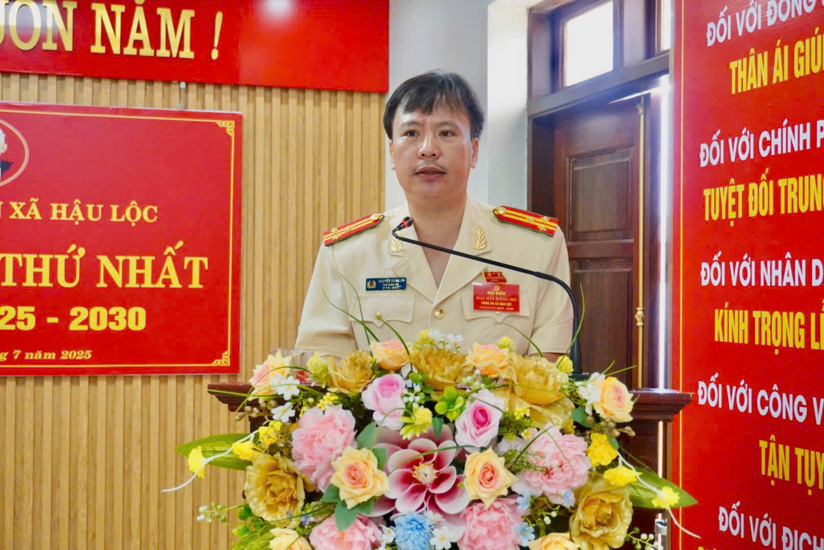 Ảnh có chứa văn bản, trang phục, biển hiệu, người
Nội dung do AI tạo ra có thể không chính xác.