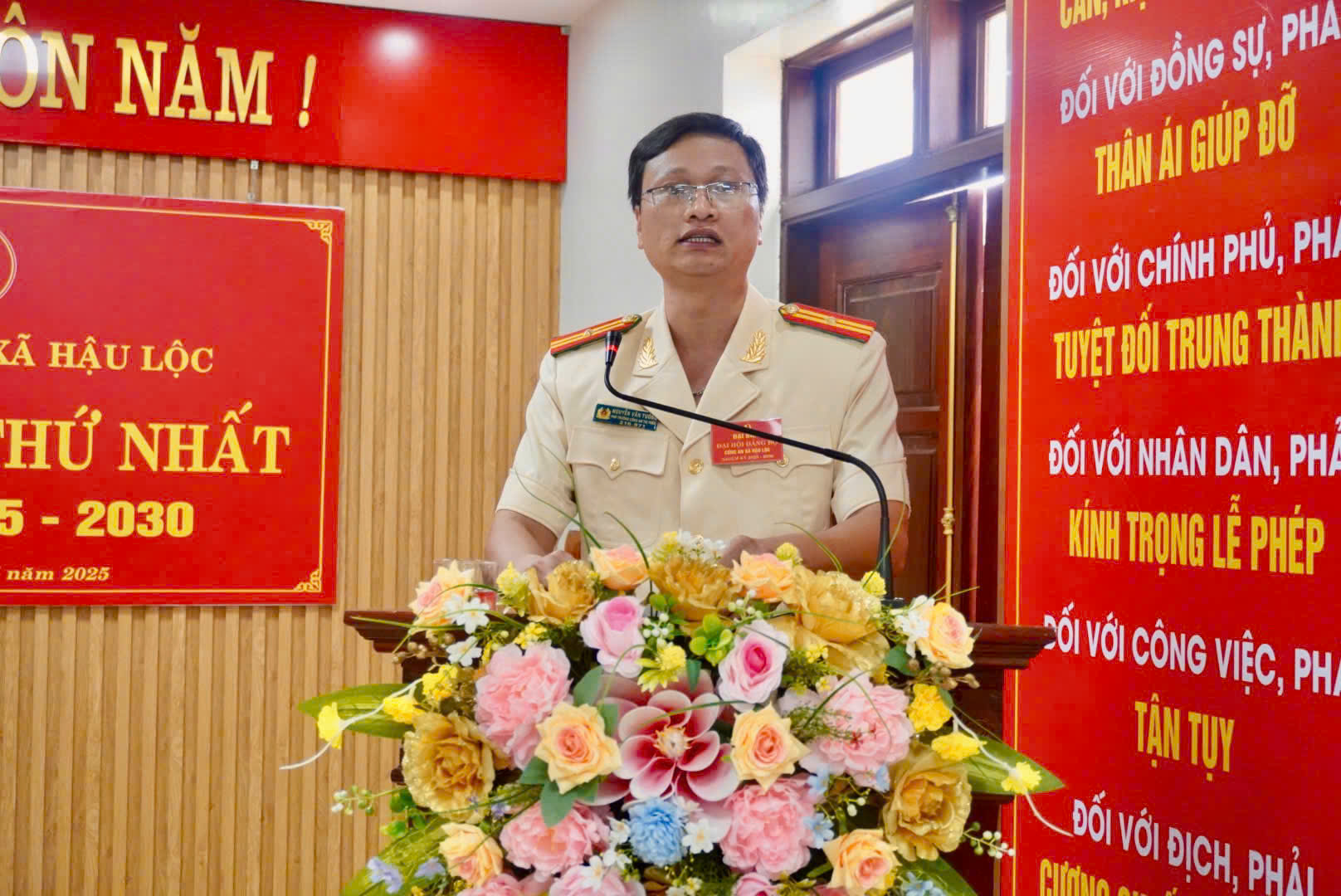 Ảnh có chứa văn bản, biển hiệu, Nghề bán hoa, Thiết kế hoa cỏ
Nội dung do AI tạo ra có thể không chính xác.