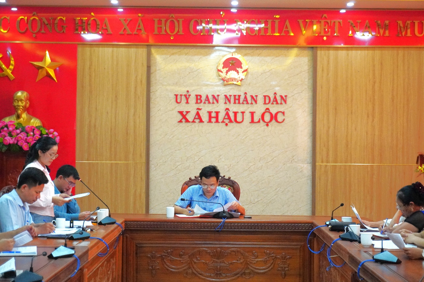 Ảnh có chứa trong nhà, tường, trang phục, Mặt người
Nội dung do AI tạo ra có thể không chính xác.