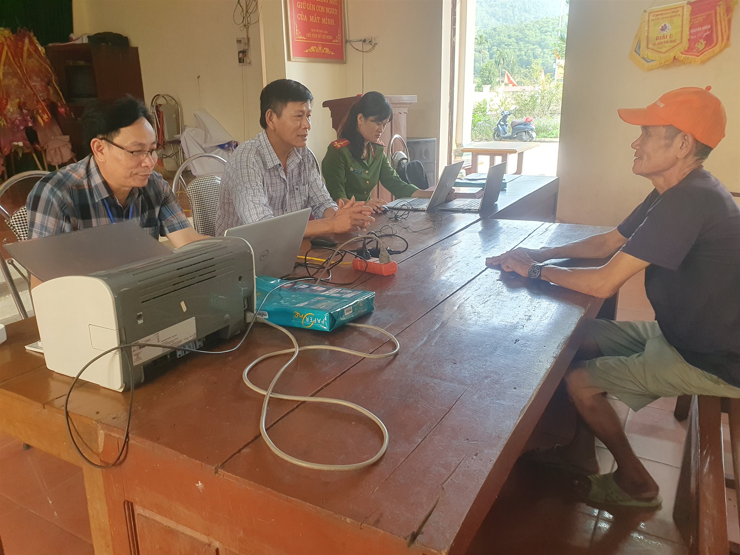 DỊCH VỤ CÔNG LƯU ĐỘNG TIẾP TỤC ĐẾN VỚI NGƯỜI DÂN THÔN XUÂN HỘI