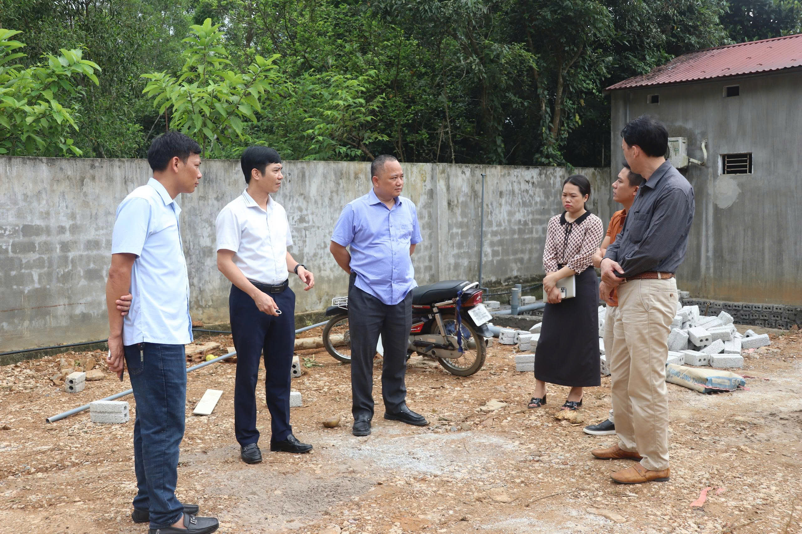 Đồng chí Nguyễn Hùng Việt, Chủ tịch UBND xã Triệu Lộc trực tiếp chỉ đạo tháo dỡ công trình xây dựng lấn, chiếm đất đai