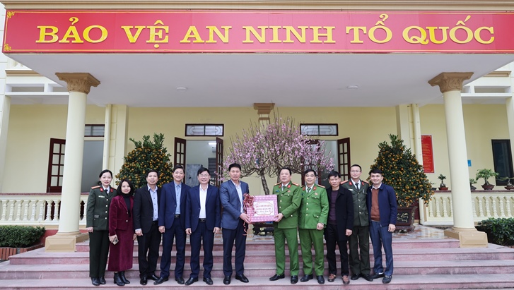 Lãnh đạo phường  chúc Tết các đơn vị vũ trang và Công an phường Quảng Phú