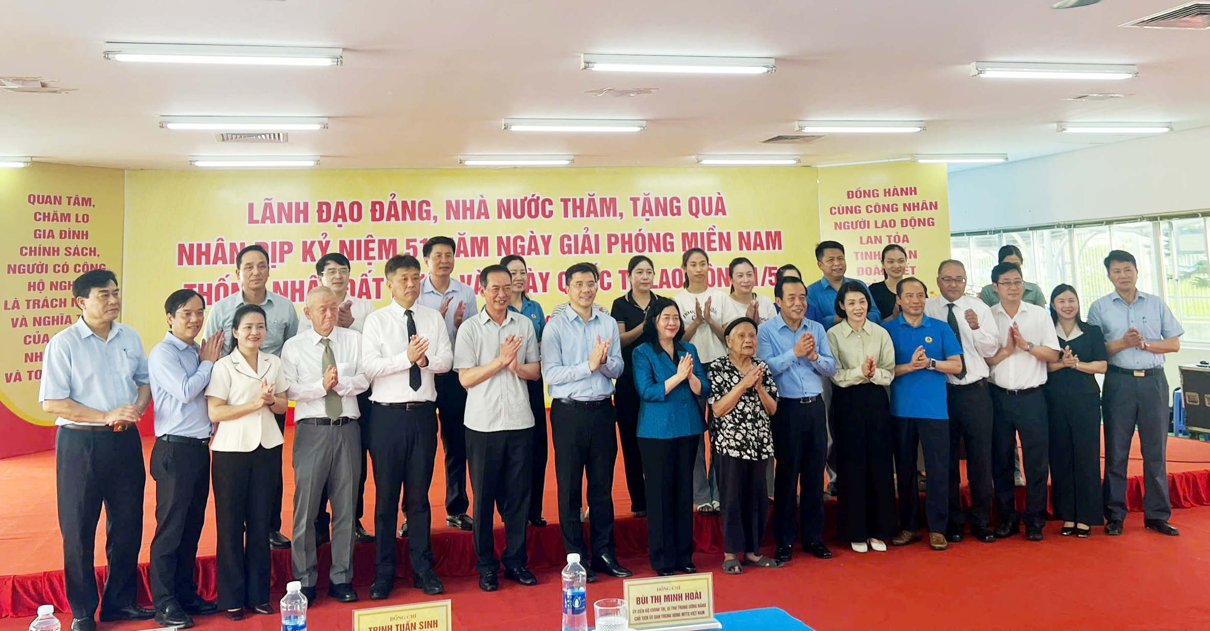 Chủ tịch Ủy ban Trung ương MTTQ Việt Nam Bùi Thị Minh Hoài và lãnh đạo tỉnh Thanh Hóa trao quà cho gia đình chính sách, người nghèo và công nhân lao động khó khăn