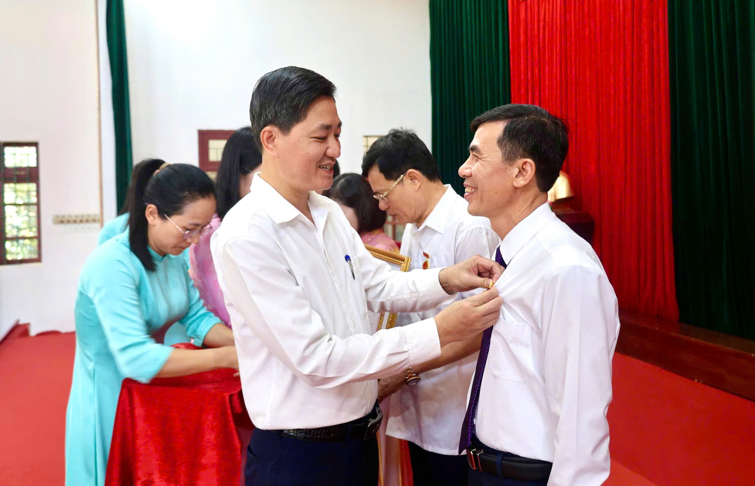 Anh-tin-bai