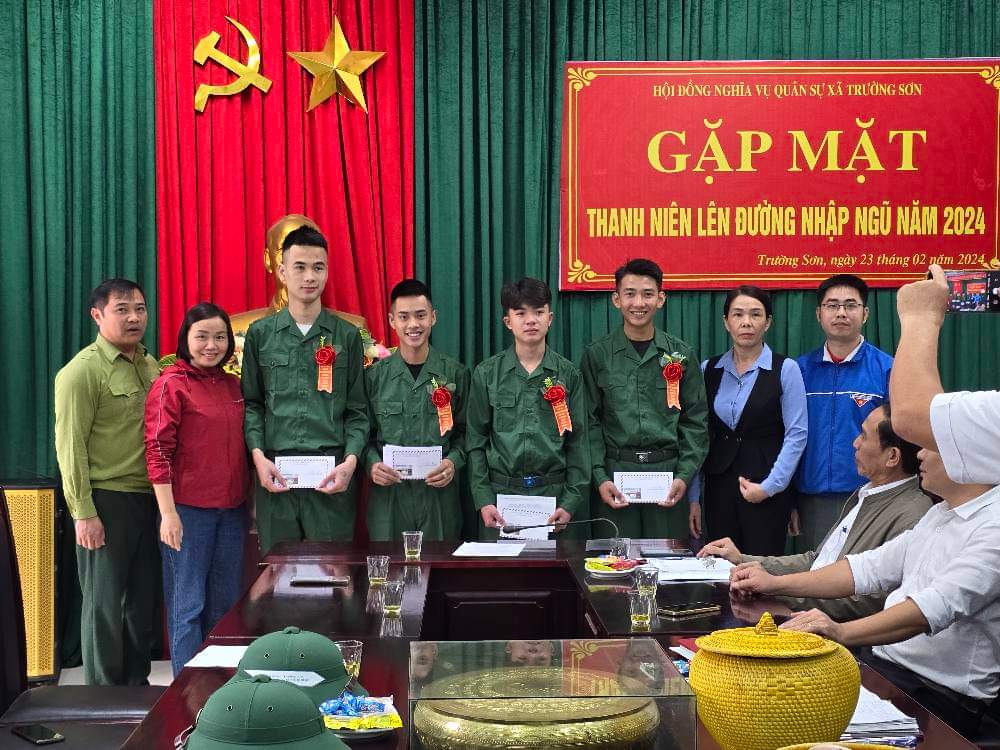 TRAO QUÀ ĐOÀN THỂ.jpg