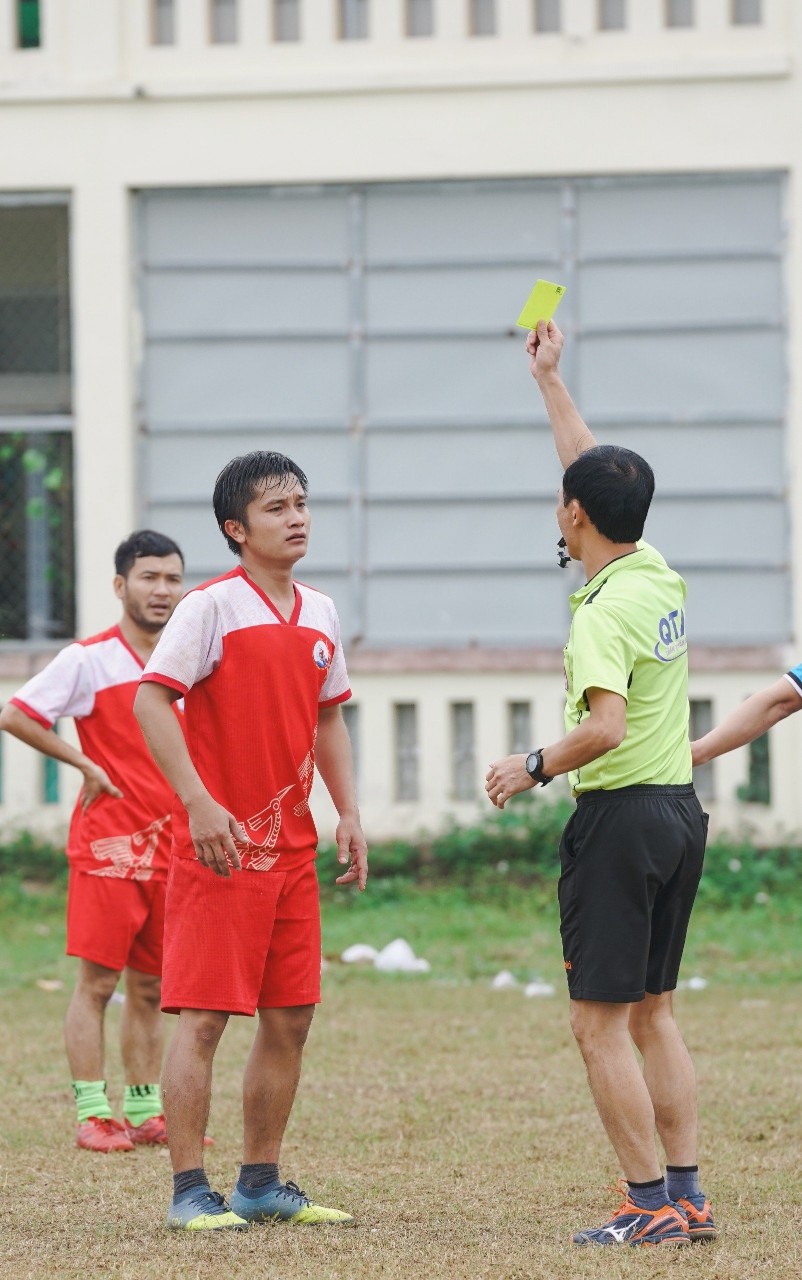 thẻ vàng.jpg