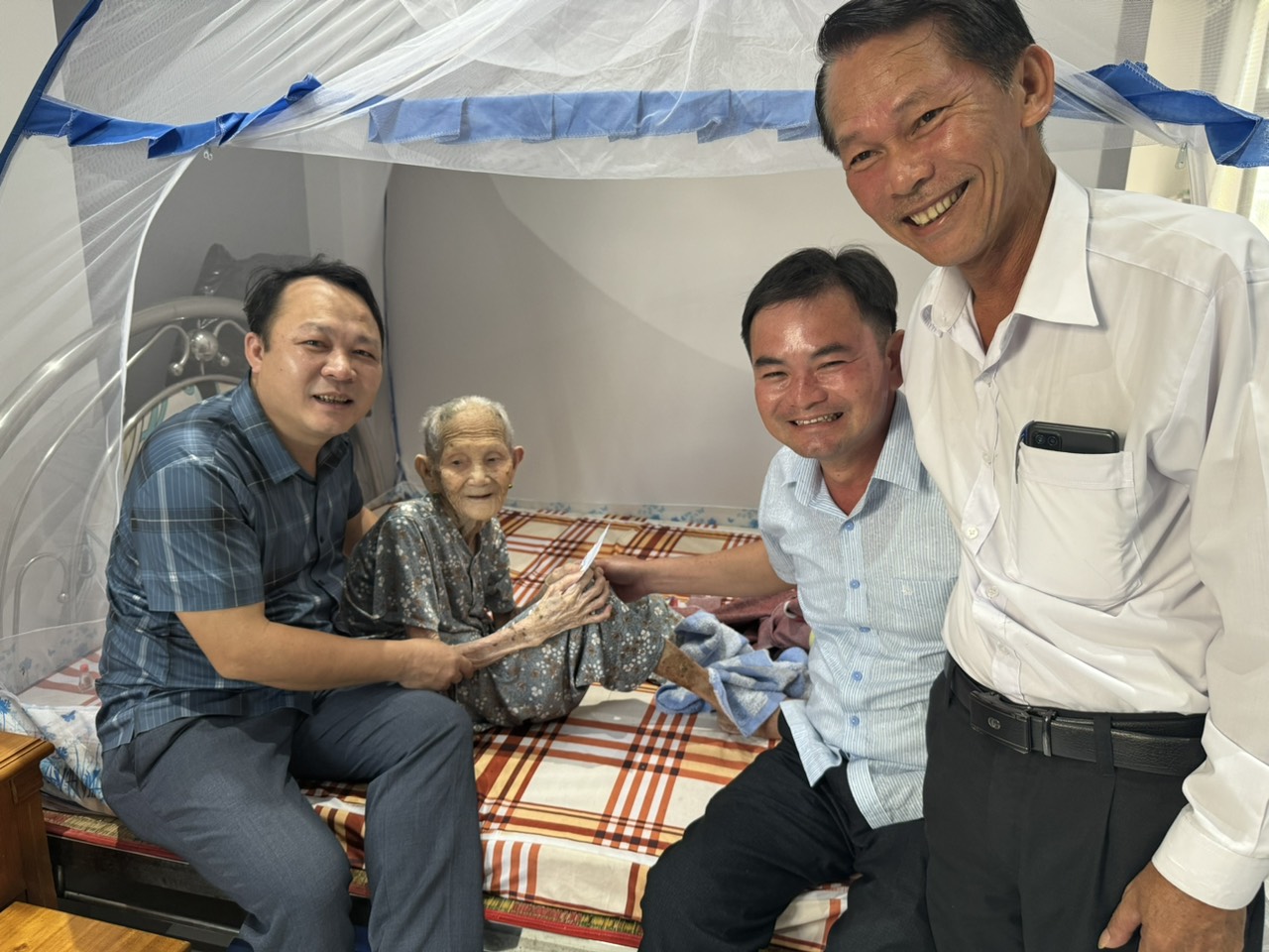 Tặng quà cho mẹ VN Anh hùng.jpg