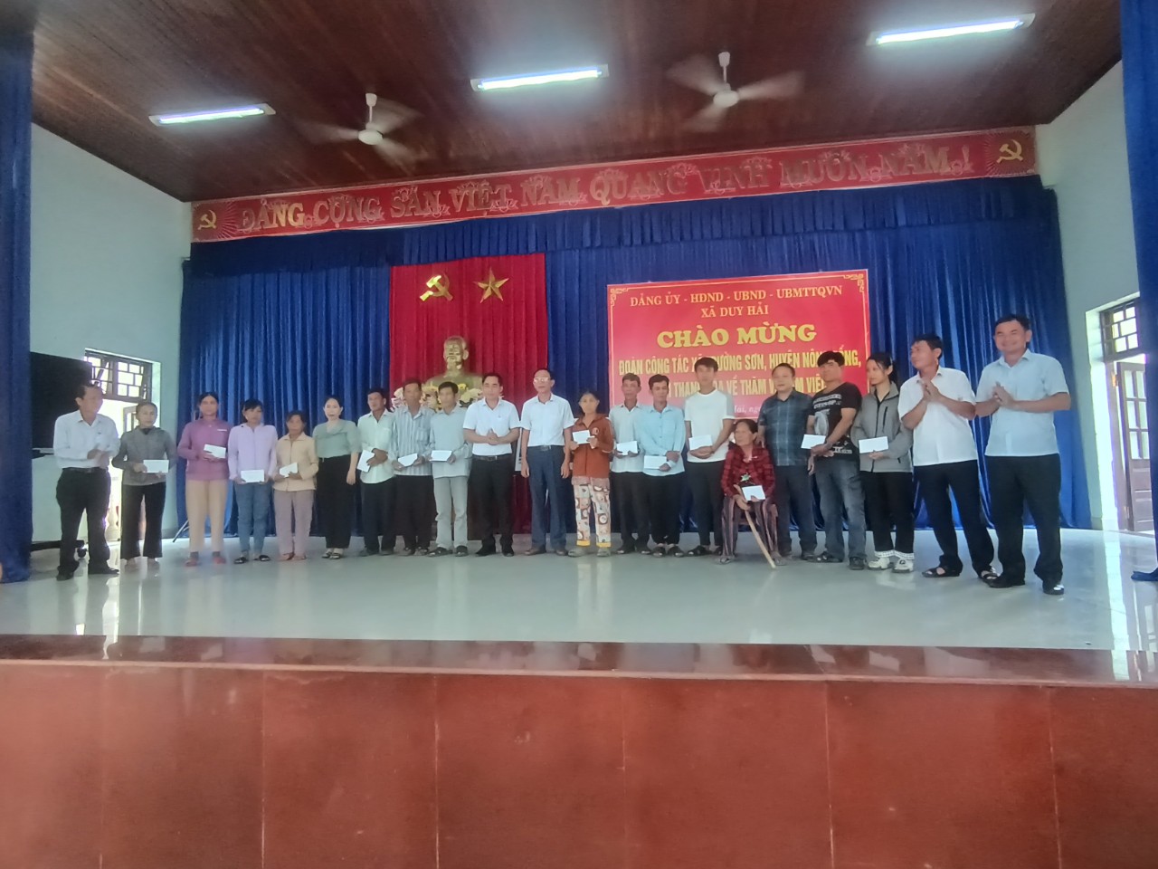 tặng quà cho hộ chính sách.jpg