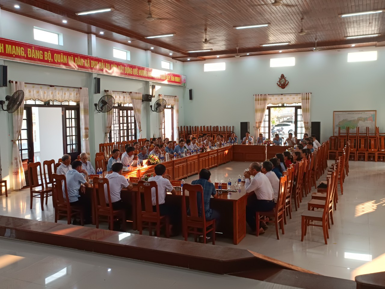 toàn cảnh buổi làm việc phía sau.jpg