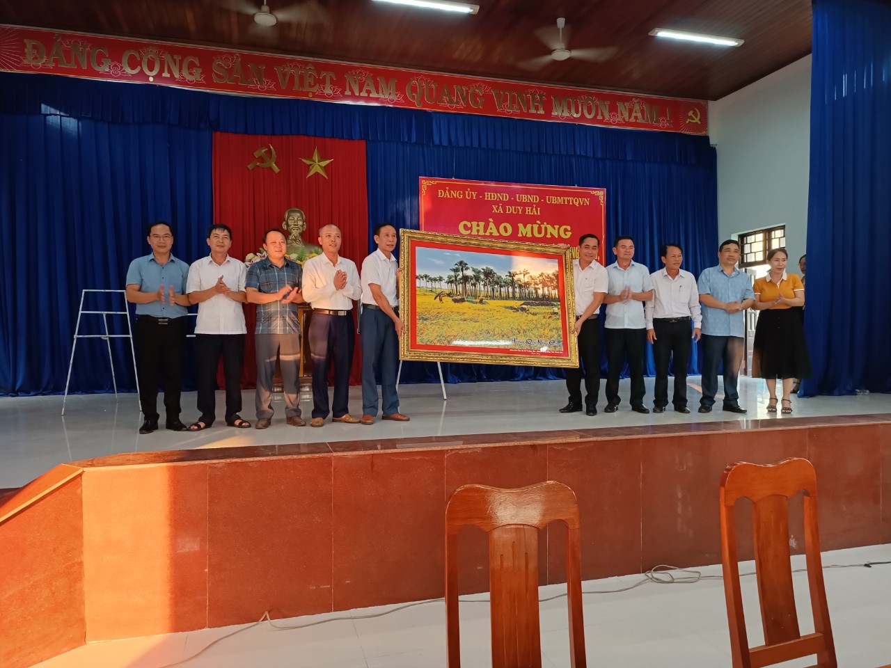 Trao ảnh.jpg