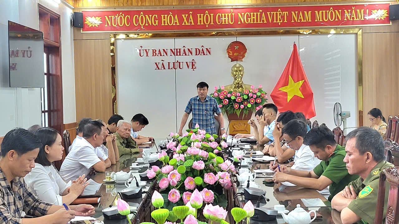 UBND xã Lưu Vệ làm việc về công tác quản lý đất nghĩa trang tại thôn Tri Hòa