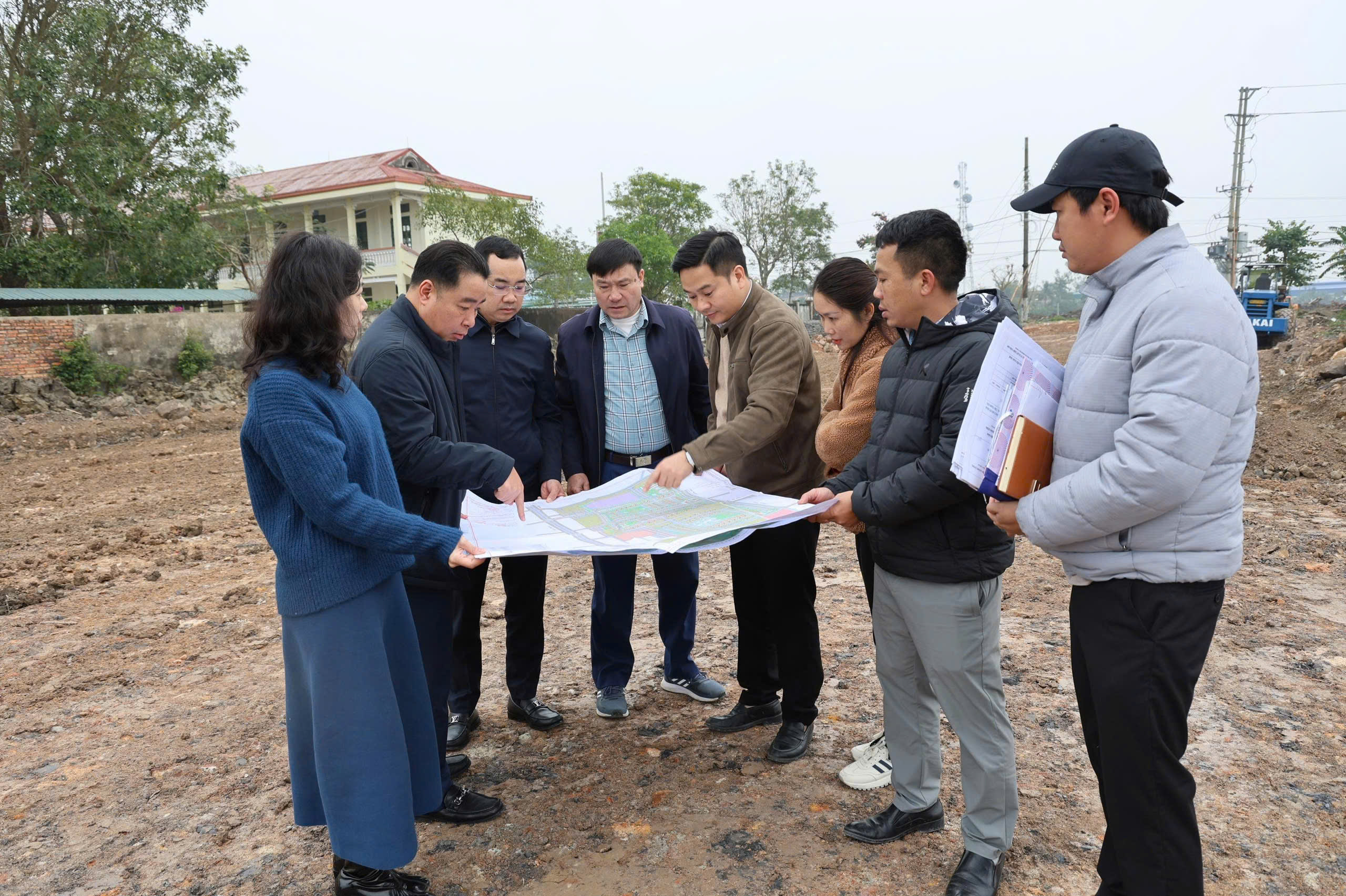 Bí thư Đảng ủy xã Lưu Vệ kiểm tra tiến độ các dự án đầu tư trên địa bàn