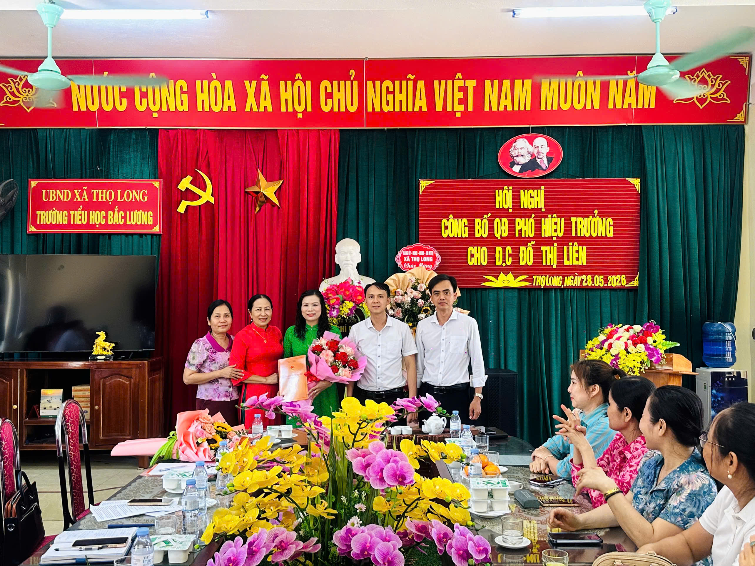 UBND xã Thọ Long công bố, trao quyết định công tác cán bộ quản lý ngành giáo dục