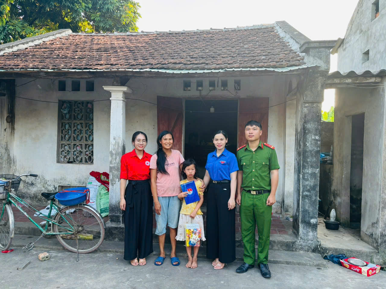 ĐOÀN XÃ PHỐI HỢP TRAO QUÀ CHO TRẺ EM CÓ HOÀN CẢNH KHÓ KHĂN NHÂN THÁNG HÀNH ĐỘNG VÌ TRẺ EM VÀ NGÀY QUỐC TẾ THIẾU NHI 01/6