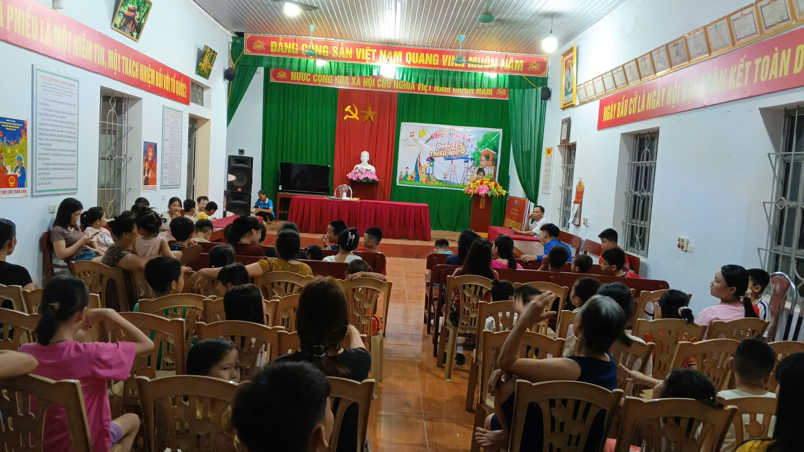 THÔN HỘI HIỀN TỔ CHỨC CHƯƠNG TRÌNH VUI TẾT THIẾU NHI 1/6 CHO CÁC EM THIẾU NHI