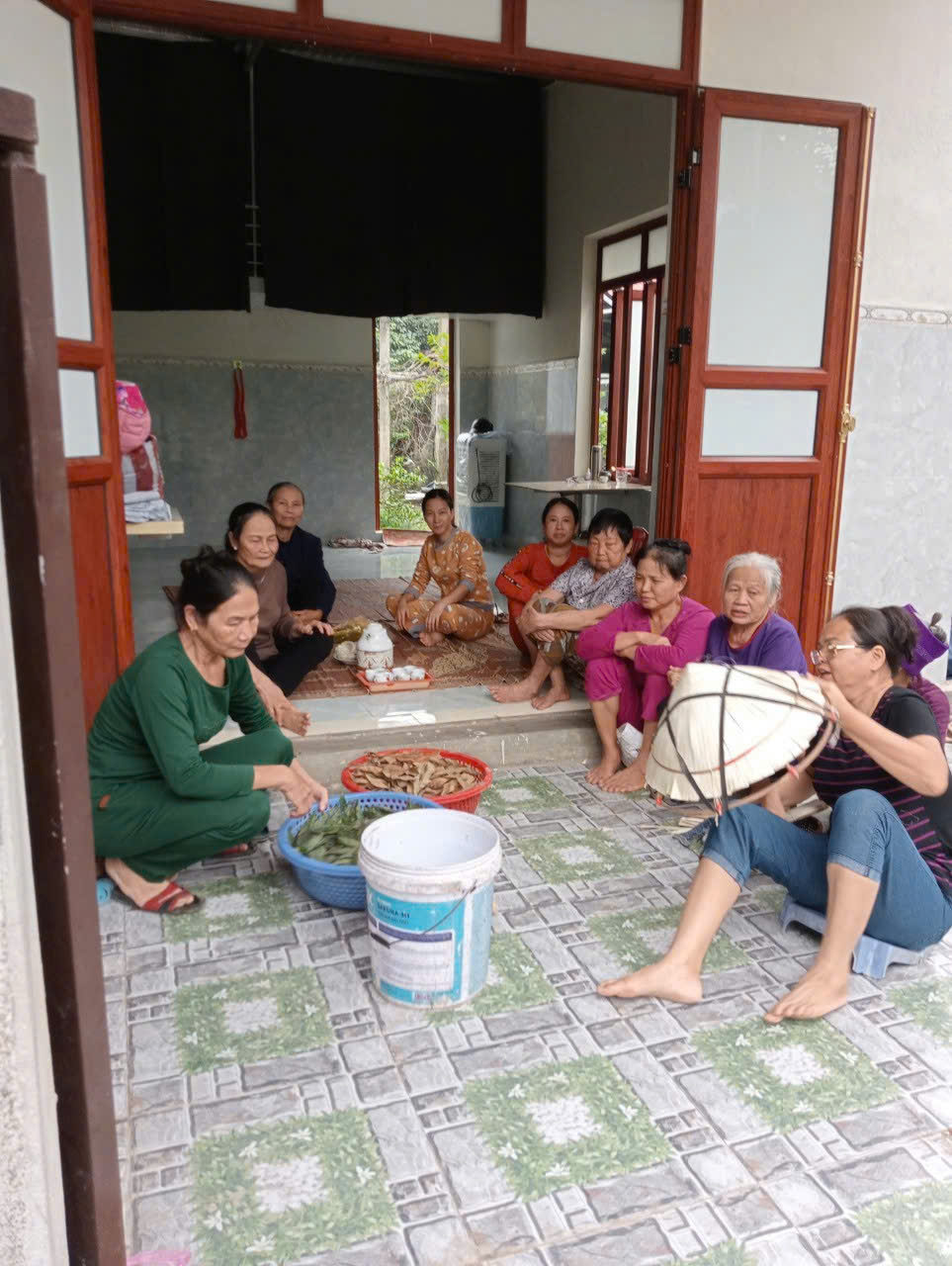 Hội Nông dân xã Thọ Long đẩy mạnh hướng dẫn hội viên sử dụng men vi sinh xử lý rác thải hữu cơ thành phân bón