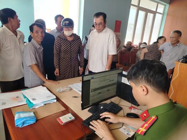XÃ THỌ LONG ĐẨY MẠNH TRIỂN KHAI CẤP THẺ ĐẢNG VIÊN GẮN CHIP TRÊN ĐỊA BÀN
