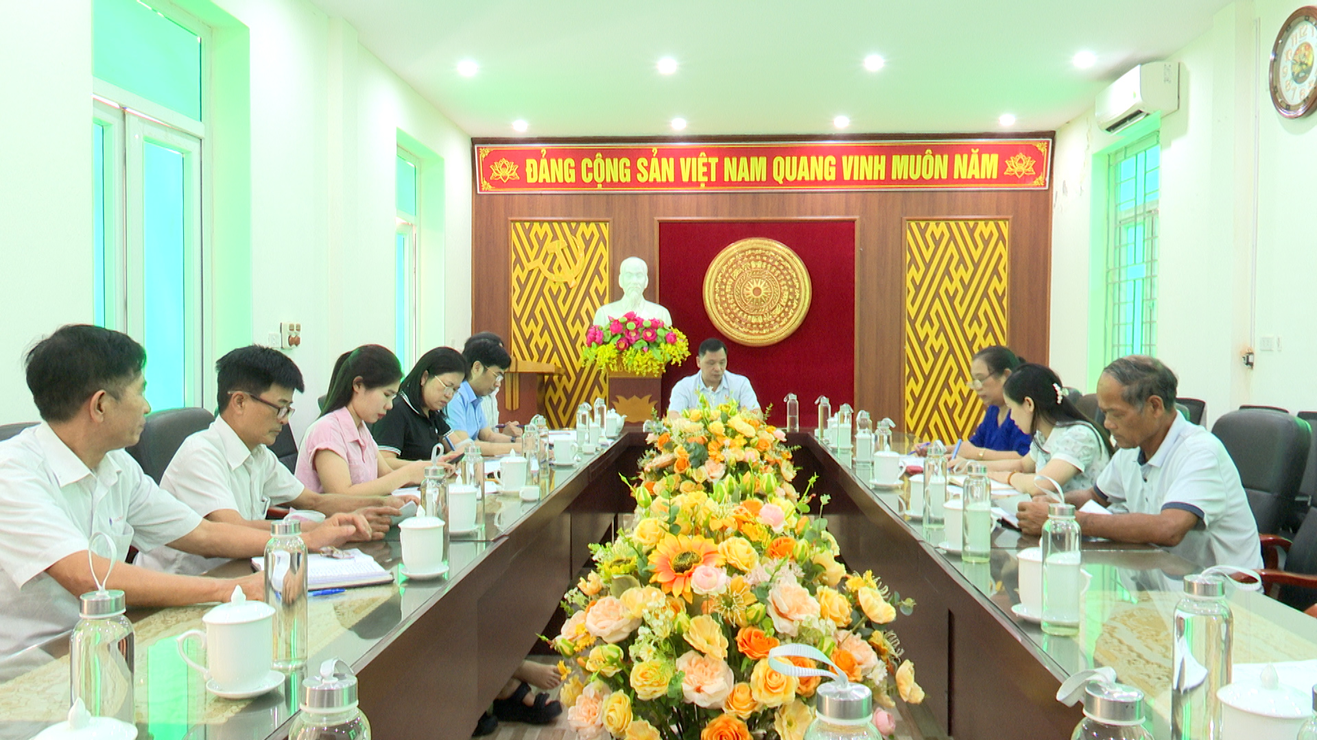 Đồng chí Bí thư Đảng ủy, Chủ tịch HĐND xã Nguyễn Hữu Dũng làm việc với các thôn về vận động Nhân dân hiến đất mở rộng đường giao thông
