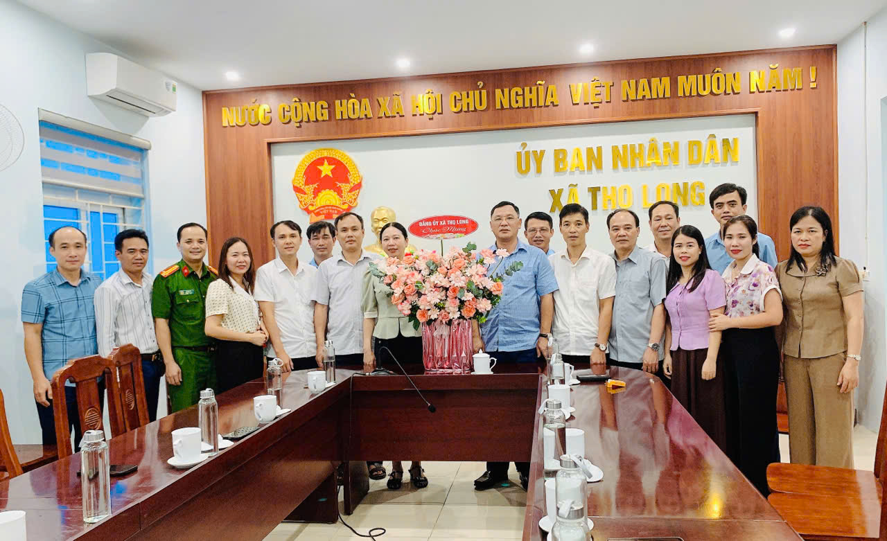 Ban thường vụ Đảng uỷ xã Thọ Long: Tặng hoa chúc mừng nhân kỷ niệm Ngày truyền thống các ngành thuộc khối cơ quan Nhà nước (28/8/1945 - 28/8/2025)