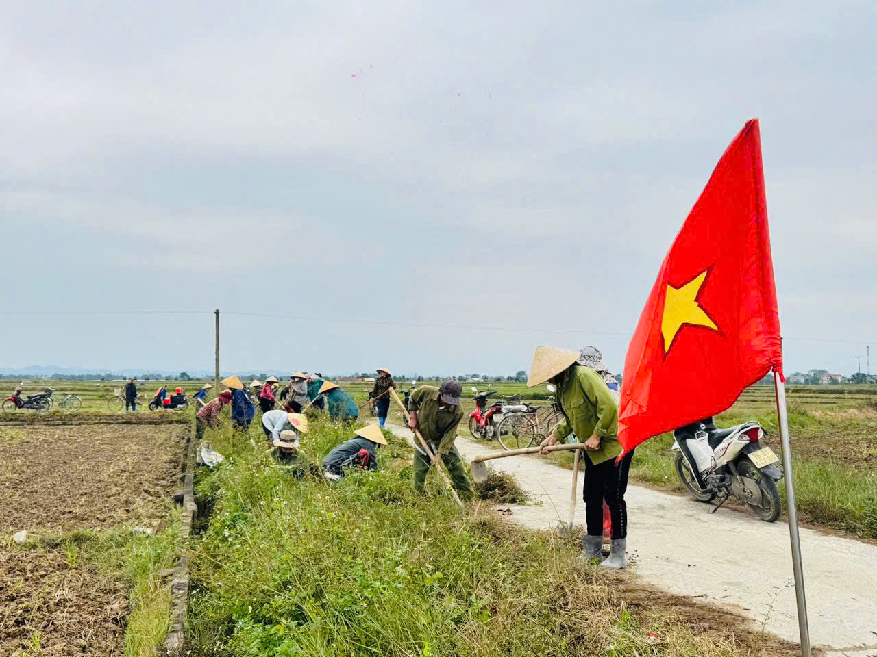 HỘI NÔNG DÂN XÃ THỌ LONG RA QUÂN NẠO VÉT, VỆ SINH KÊNH MƯƠNG NỘI ĐỒNG PHỤC VỤ SẢN XUẤT VỤ CHIÊM XUÂN 2026