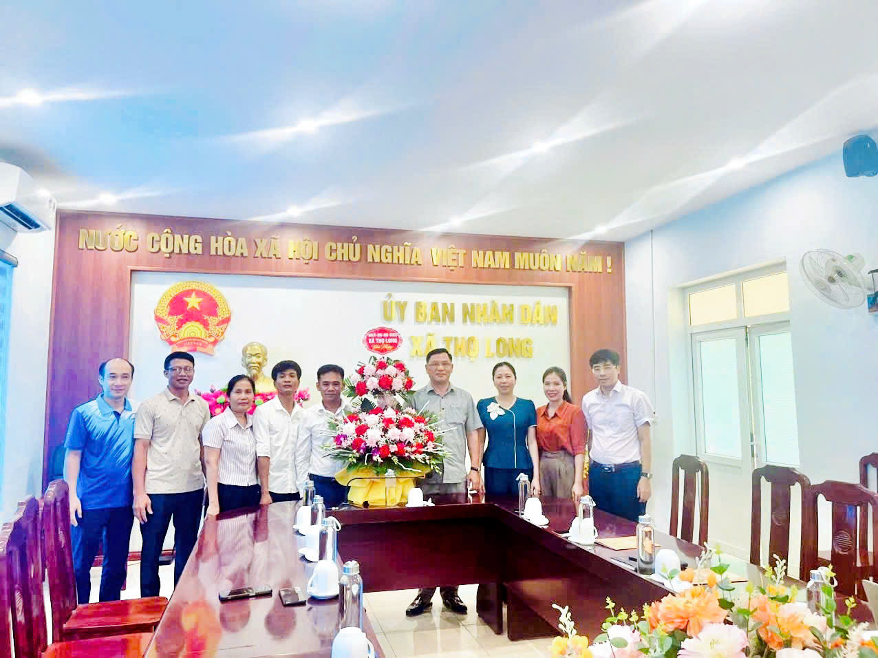 Lãnh đạo xã Thọ Long chúc mừng Trung tâm Cung ứng dịch vụ công xã nhân kỷ niệm 101 năm Ngày Báo chí Cách mạng Việt Nam