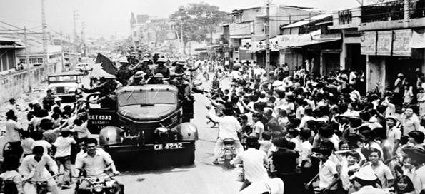 Nhân dân vui sướng khi Tổng khởi nghĩa giành thắng lợi