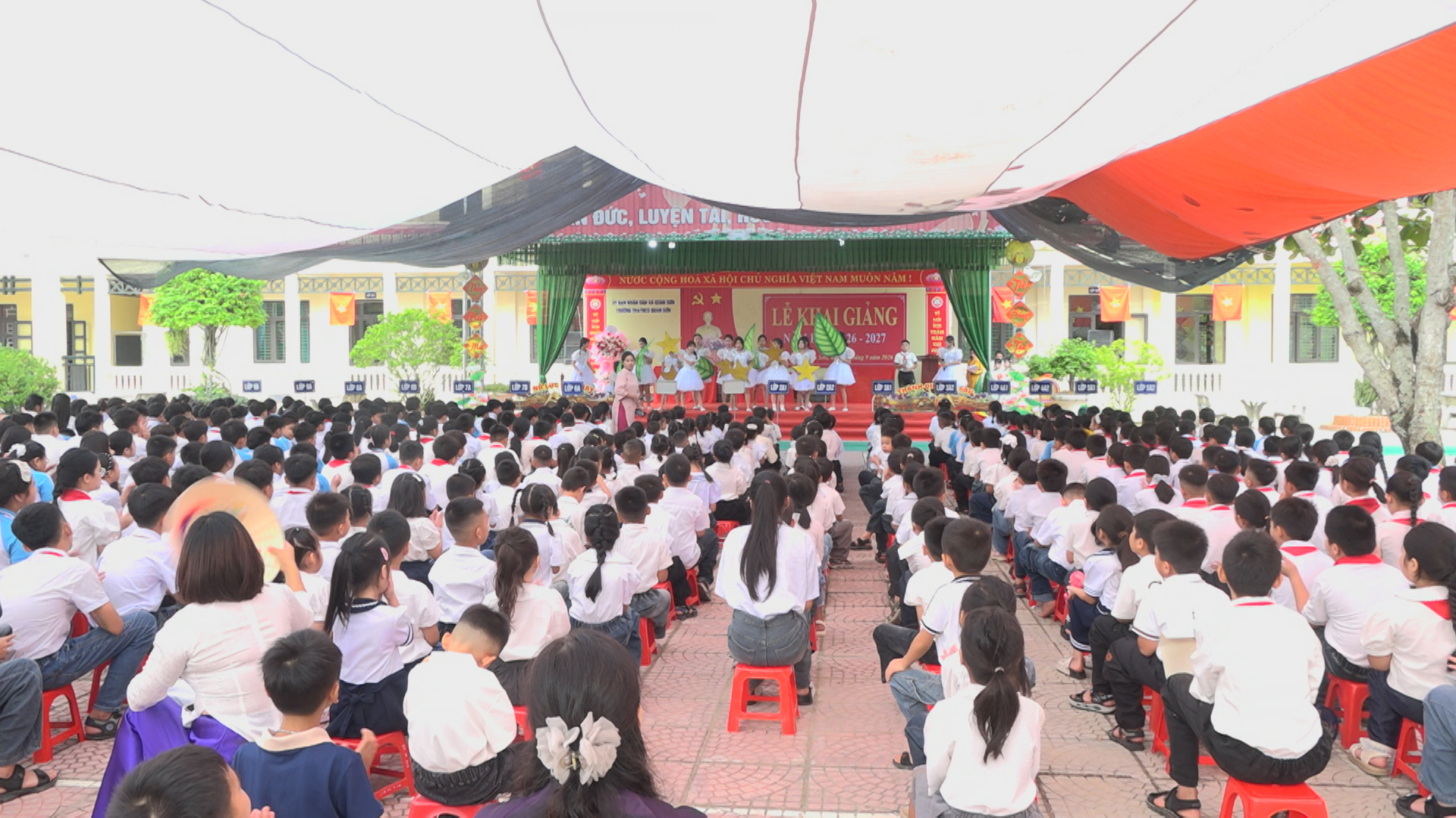 Sáng nay 5/9, một ngày đặc biệt cùng với hơn 26 triệu học sinh, sinh viên cả nước bước vào năm học mới. Hòa chung không khí náo nức của lễ khai giảng, các em học sinh 5 trường học trên địa bàn xã Quan Sơn chính thức bước vào năm học 2026-2027 với bao hoài bão và ước mơ. Đây không chỉ là một năm học mới mà còn là một dấu mốc lịch sử, bởi là năm học đầu tiên thực hiện sắp xếp trường học.