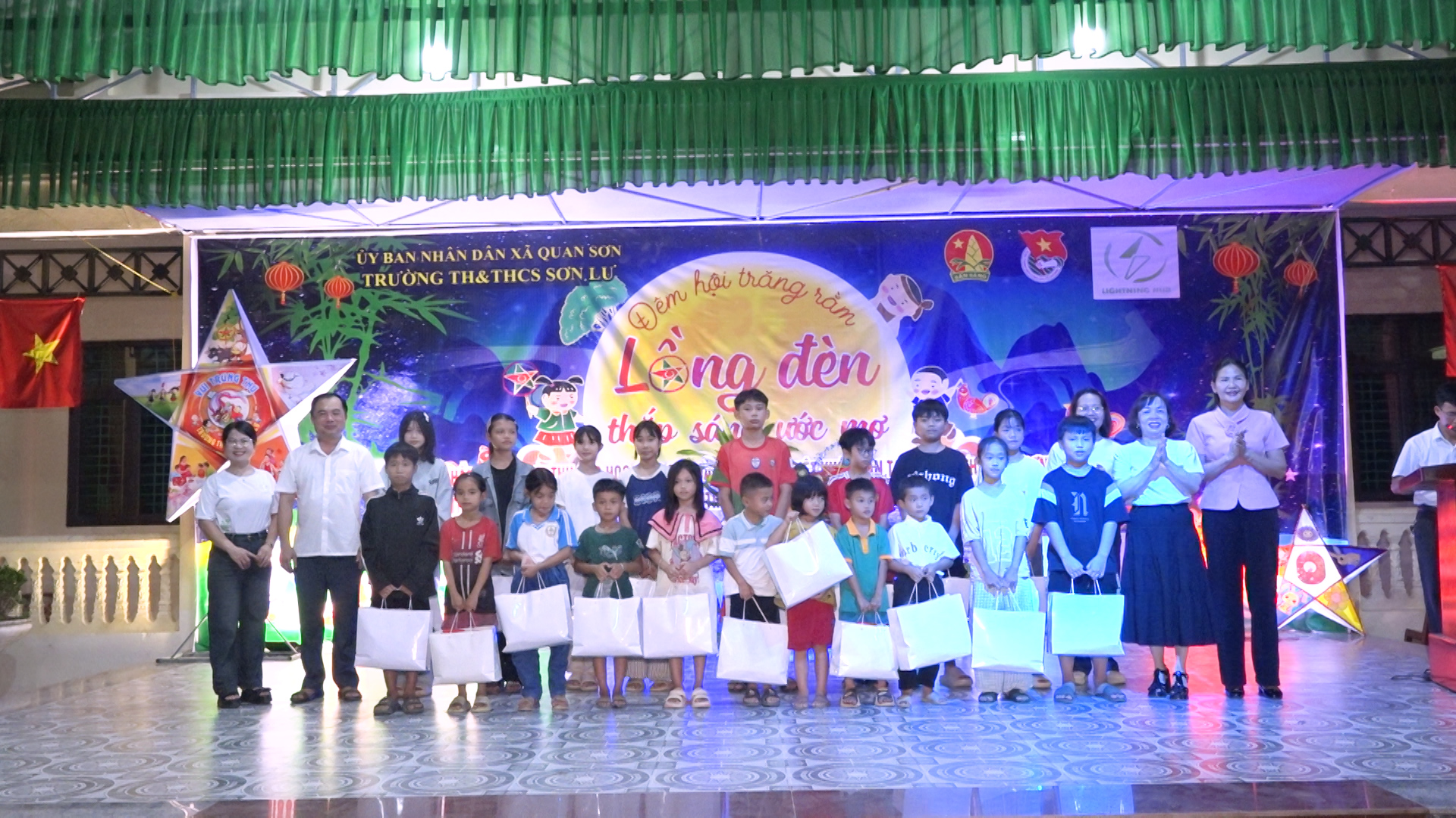 Trường TH&amp;THCS Sơn Lư tổ chức “ Đêm hội trăng rằm” lồng đèn thắp sáng ước mơ