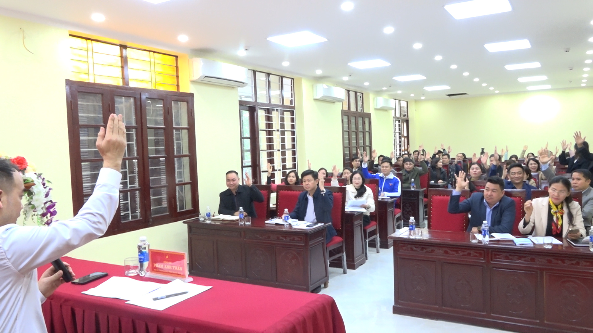 Hội nghị lấy ý kiến cử tri nơi công tác đối với những người được dự kiến giới thiệu ứng cử đại biểu HĐND Tỉnh và đại biểu HĐND xã Quan Sơn, nhiệm kỳ 2026-2031