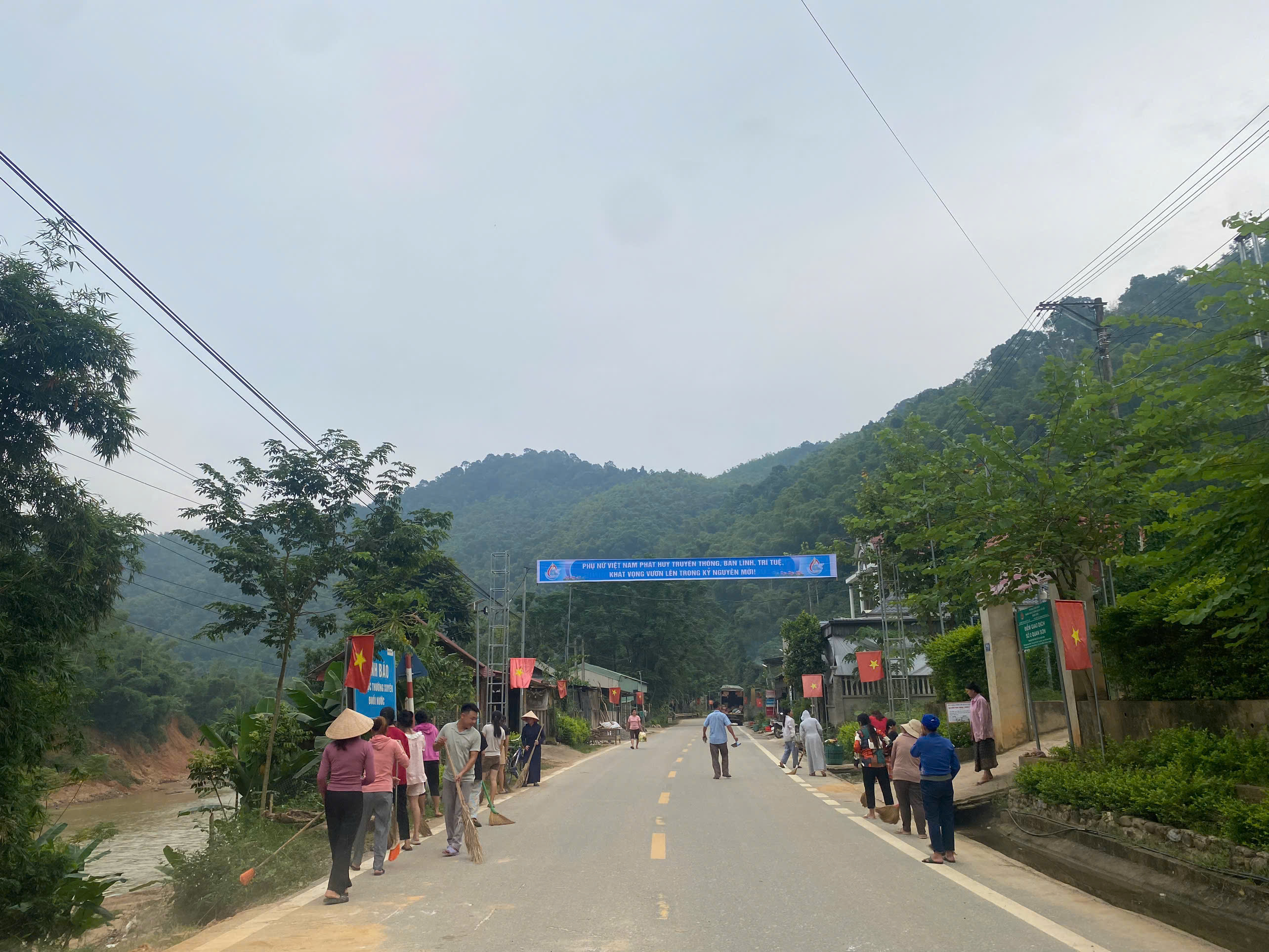 Phụ nữ Quan Sơn làm đẹp môi trường, chào mừng Đại hội phụ nữ xã