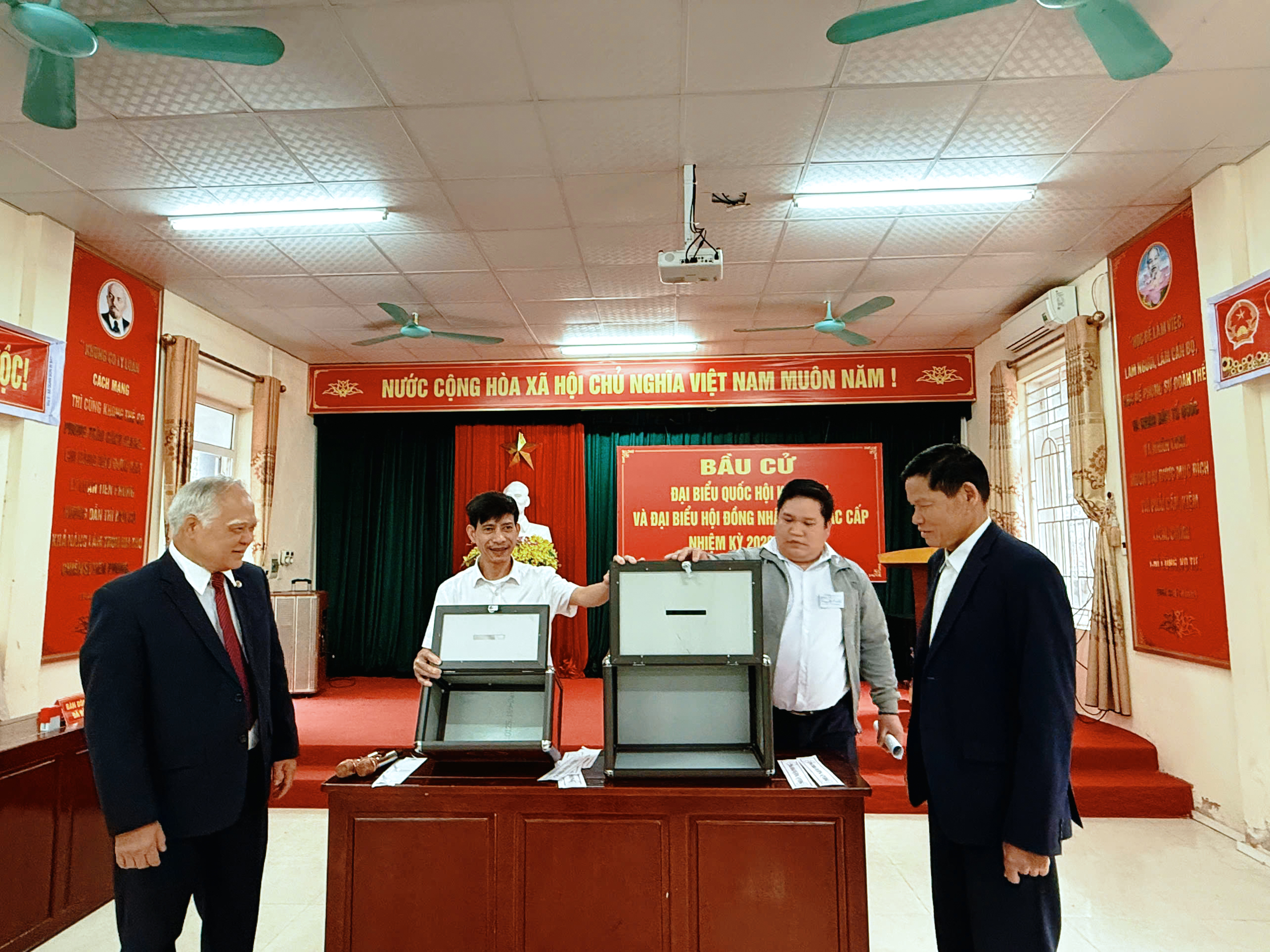 Anh-tin-bai