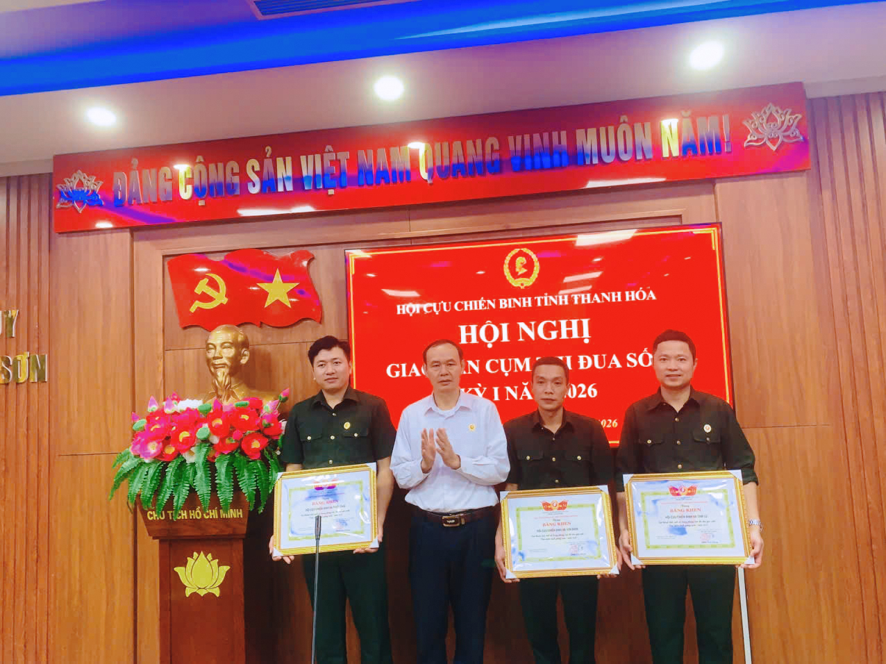 Anh-tin-bai