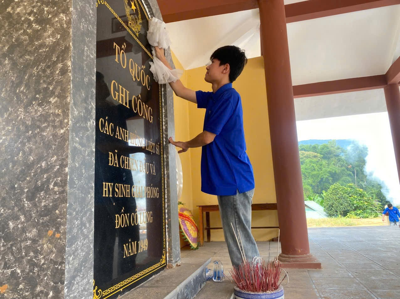 TUỔI TRẺ XÃ CỔ LŨNG RA QUÂN CHỈNH TRANG ĐÀI TƯỞNG NIỆM NGHĨA TRANG ĐỒN CỔ LŨNG