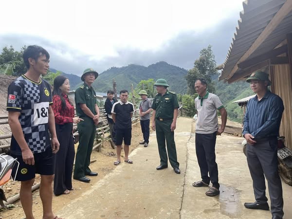 Thành viên BCH PCTTTKCN&PTDS xã Tam Chung vận động người dân sơ tán đến nơi ở an toàn khi có bão.