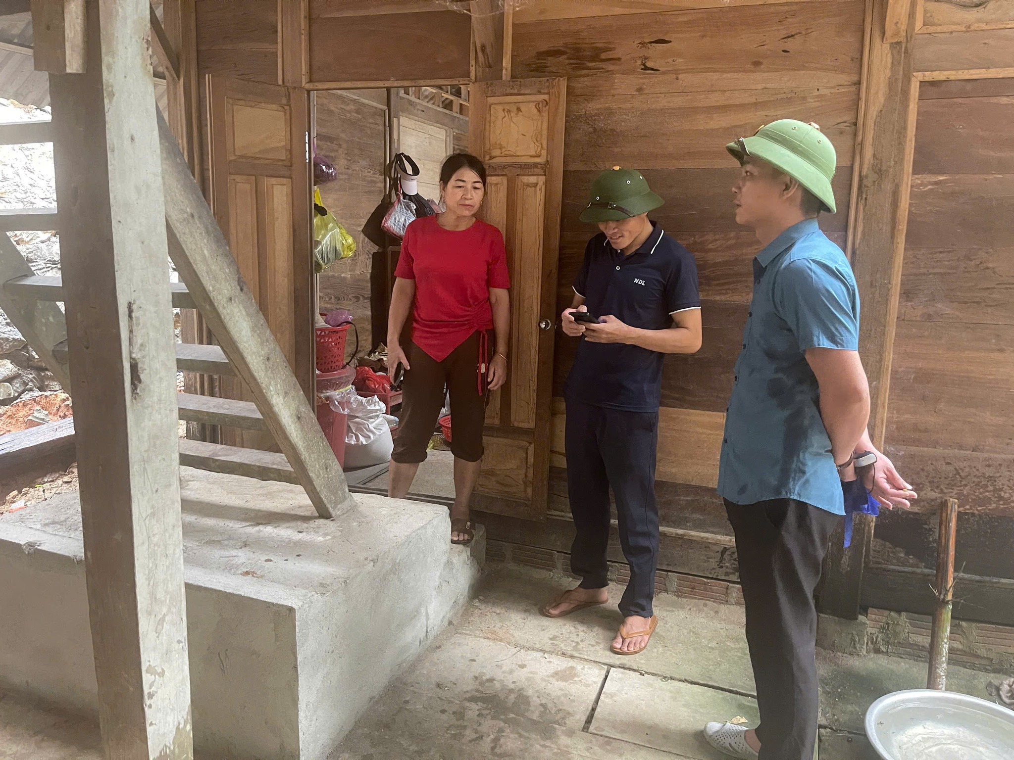 Thành viên BCH PCTTTKCN&PTDS xã Tam Chung vận động người dân sơ tán đến nơi ở an toàn khi có bão.