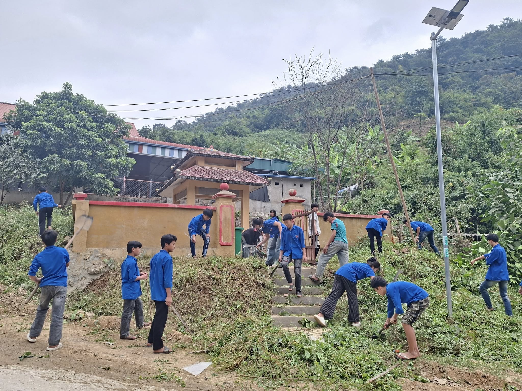 Tuổi trẻ Tam Chung ra quân vệ sinh, tri ân các Anh hùng Liệt sĩ