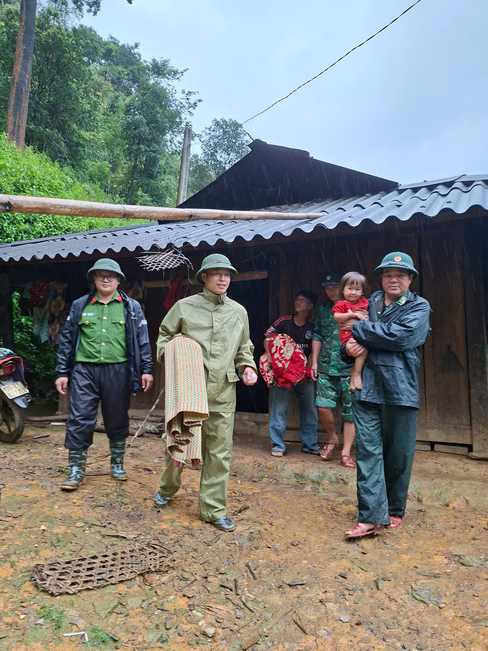 Hỗ trợ người dân sơ tán đến nơi ở an toàn.