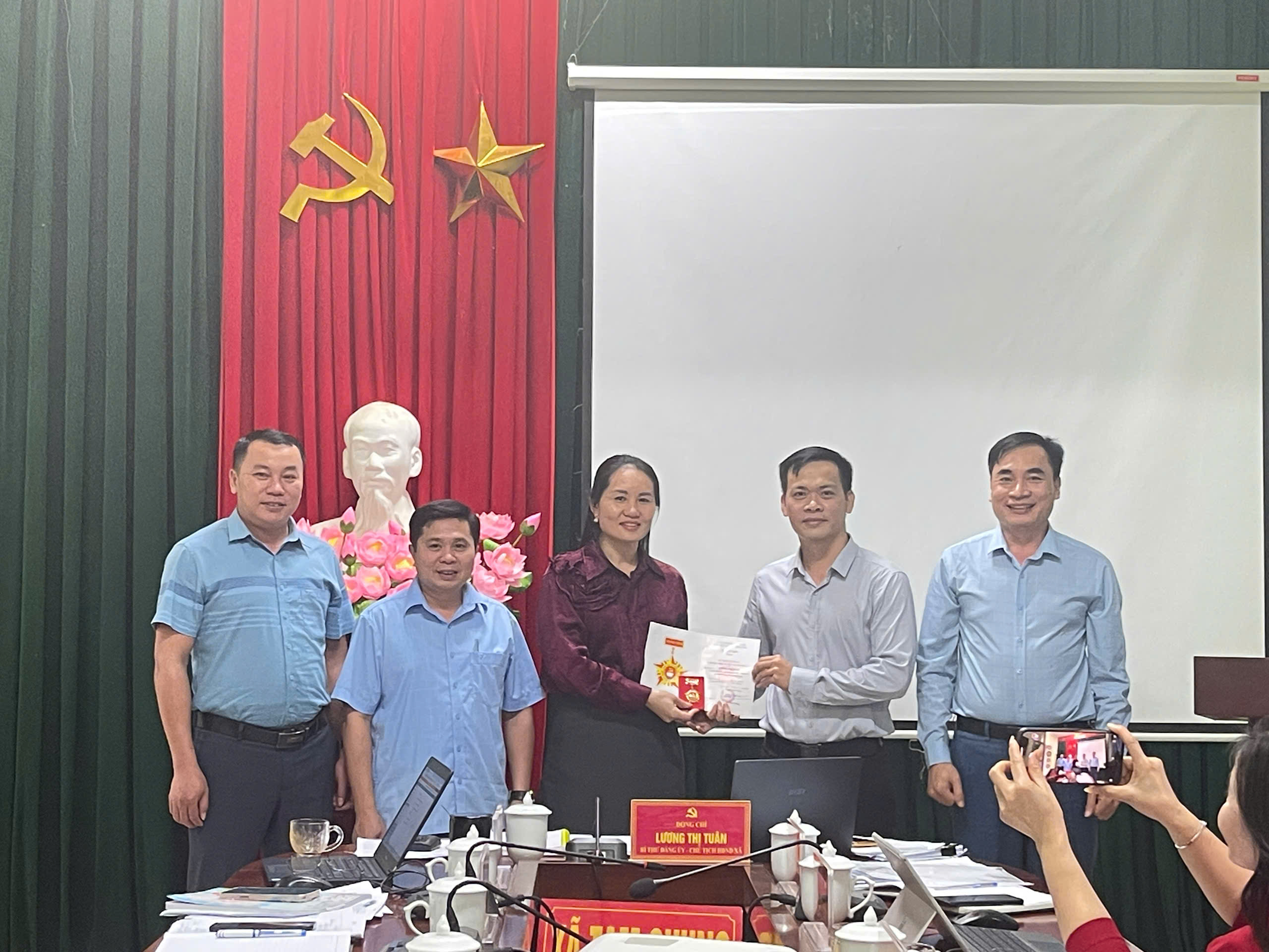 Anh-tin-bai