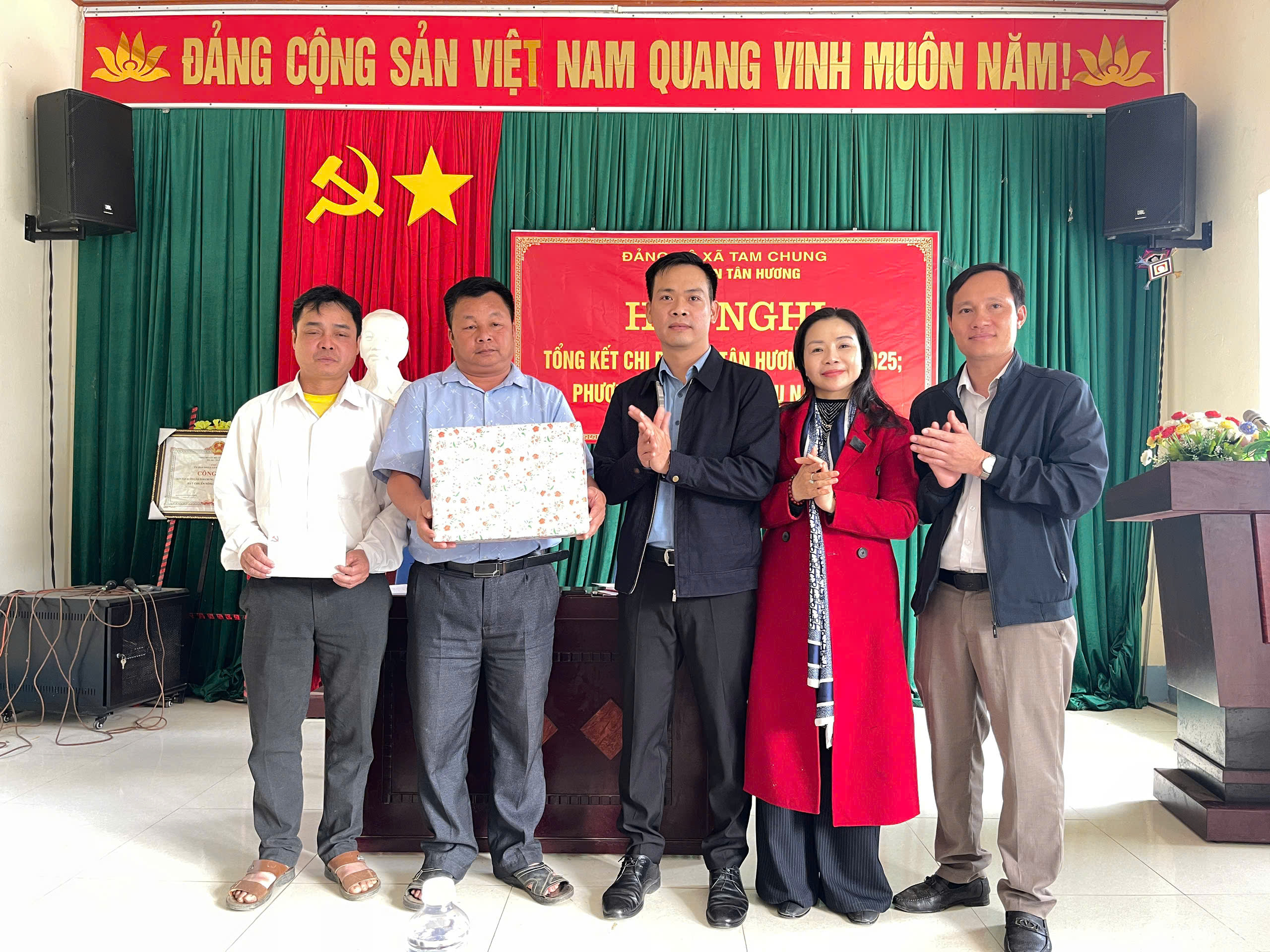 Chi bộ Tân Hương tổ chức hội nghị tổng kết công tác năm 2025, triển khai nhiệm vụ năm 2026.