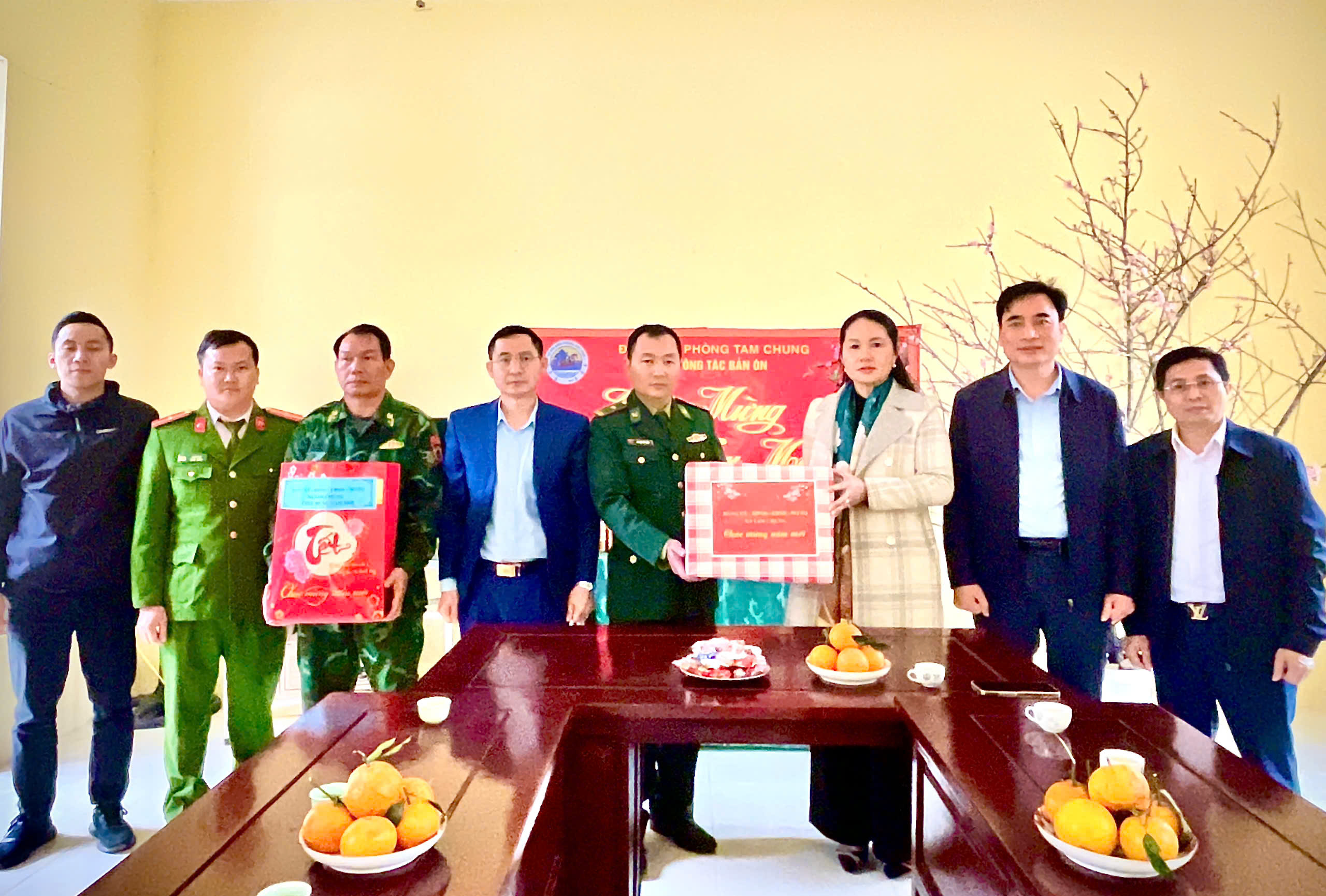 Lãnh đạo xã Tam Chung thăm, chúc Tết các đơn vị lực lượng vũ trang và Nhân dân các bản biên giới