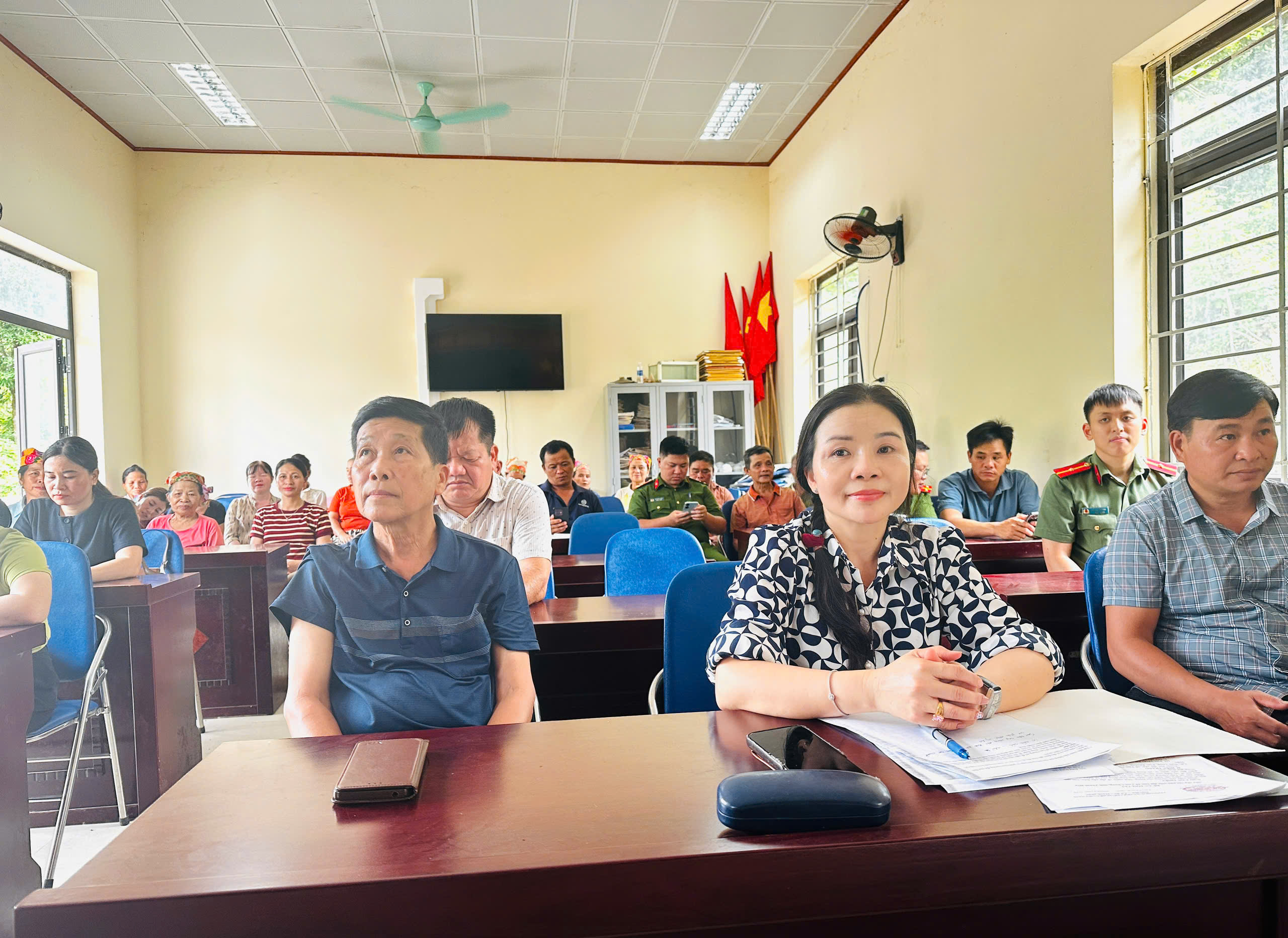 Tam Chung tổ chức hội nghị lấy ý kiến Nhân dân về đề án sáp nhập bản Cân và bản Tân Hương
