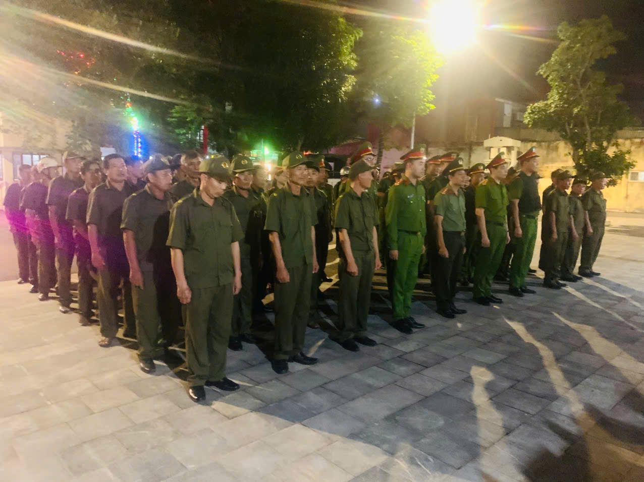 Công an xã Triệu Sơn ra quân đợt cao điểm tổng kiểm tra, kiểm soát hành chính ban đêm