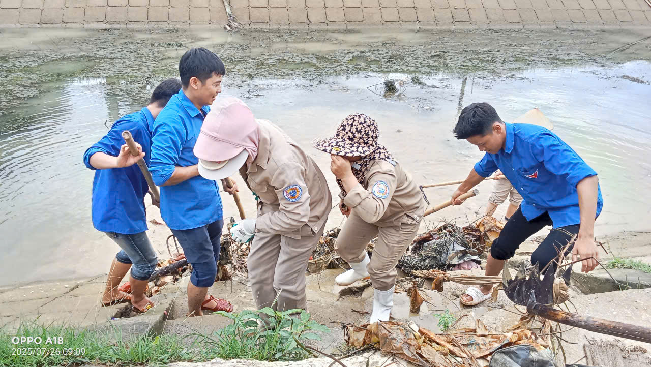 Đoàn Thanh niên xã Triệu Sơn phối hợp ra quân xử lý rác thải tuyến Kênh Nam, Kênh N4