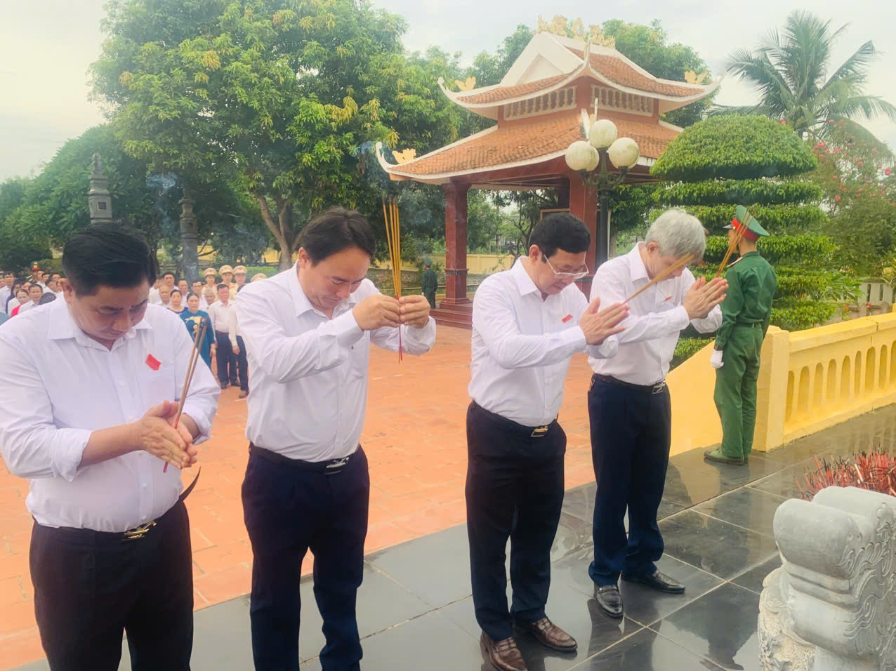 Đại biểu Đại hội Đảng bộ xã Triệu Sơn lần thứ nhất dâng hương viếng nghĩa trang liệt sĩ