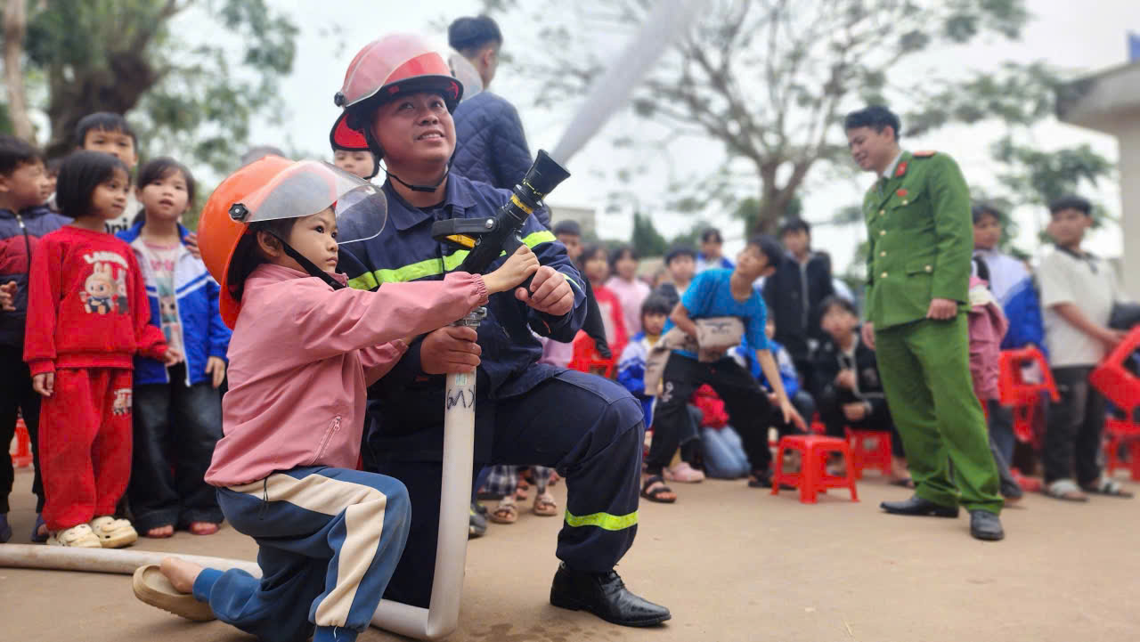 Tuyên truyền, thực hành trải nghiệm phòng cháy chữa cháy tại Trường Tiểu học và THCS Minh Sơn