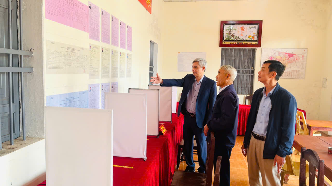 Đồng chí Lê Quang Trung, Phó Bí thư Thường trực Đảng ủy, kiểm tra công tác bầu cử tại các khu vực bỏ phiếu.