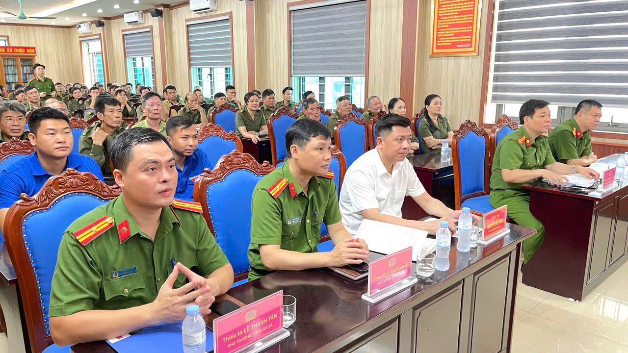 CÔNG AN XÃ TRIỆU SƠN TỔ CHỨC HỘI NGHỊ TUYÊN TRUYỀN, QUÁN TRIỆT NHỮNG NỘI DUNG CƠ BẢN VÀ ĐIỂM MỚI CỦA LUẬT QUẢN LÝ, SỬ DỤNG VŨ KHÍ, VẬT LIỆU NỔ VÀ CÔNG CỤ HỖ TRỢ