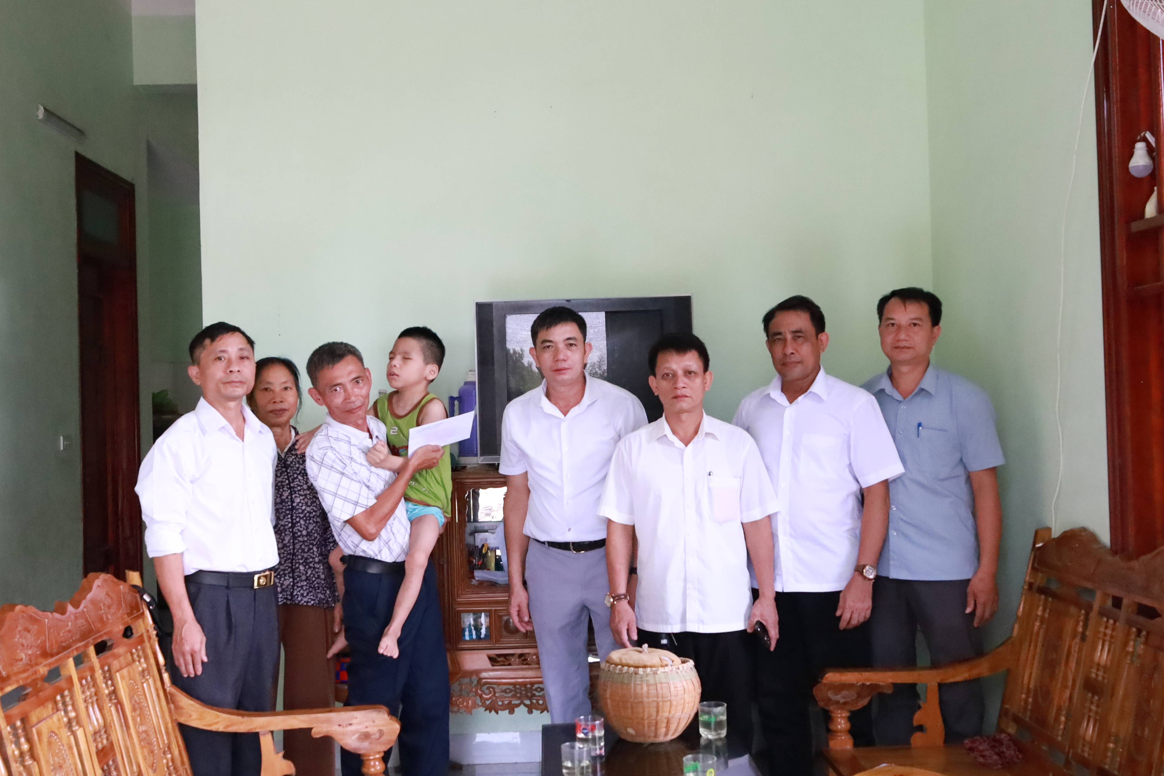 THỌ BÌNH TỔ CHỨC THĂM HỎI, TẶNG QUÀ TRẺ EM KHUYẾT TẬT NHÂN NGÀY QUỐC TẾ THIẾU NHI 01/6