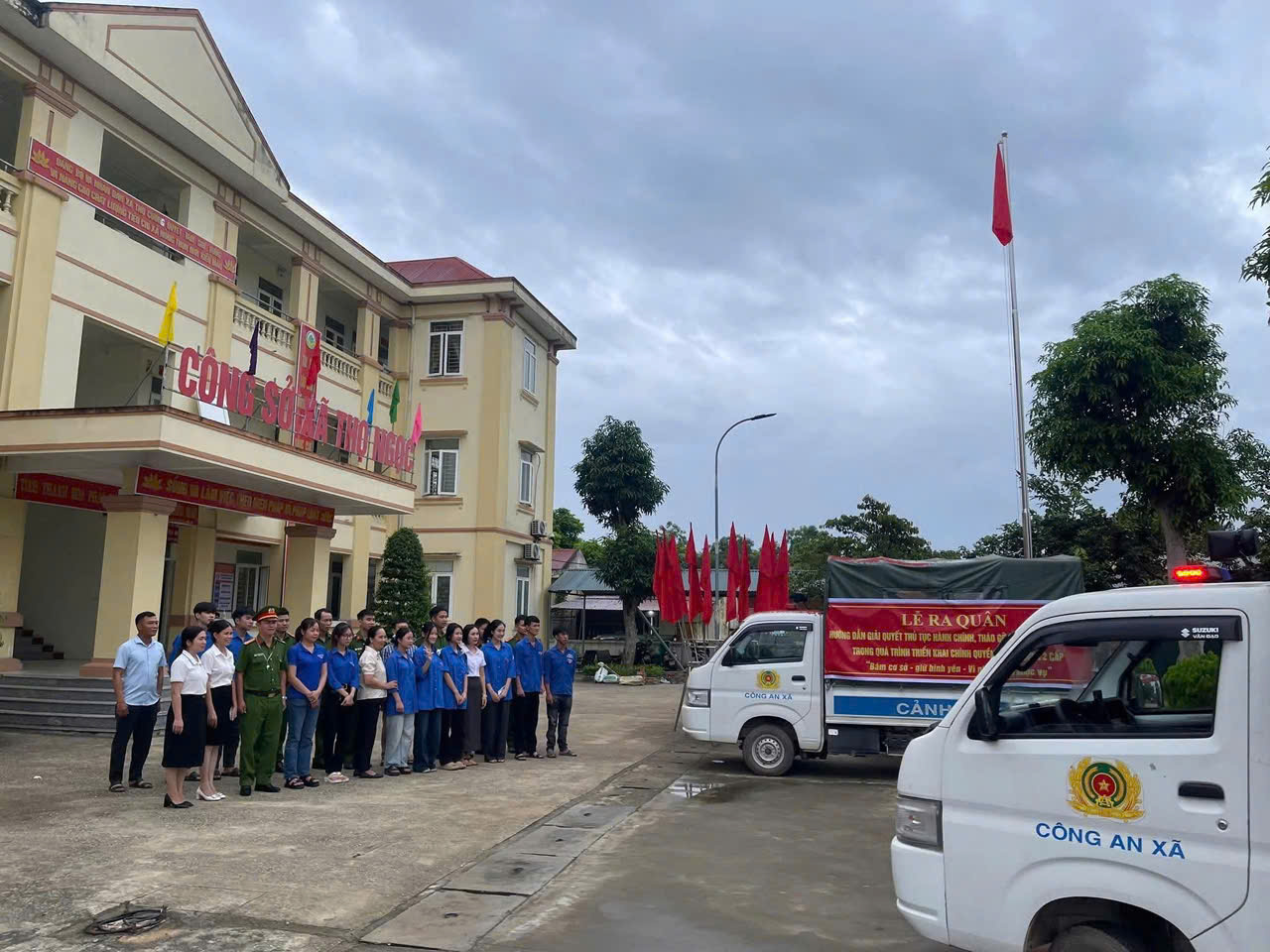 Công an xã Thọ Ngọc ra quân hướng dẫn giải quyết thủ tục hành chính trong quá trình thực hiện Chính quyền địa phương 2 cấp