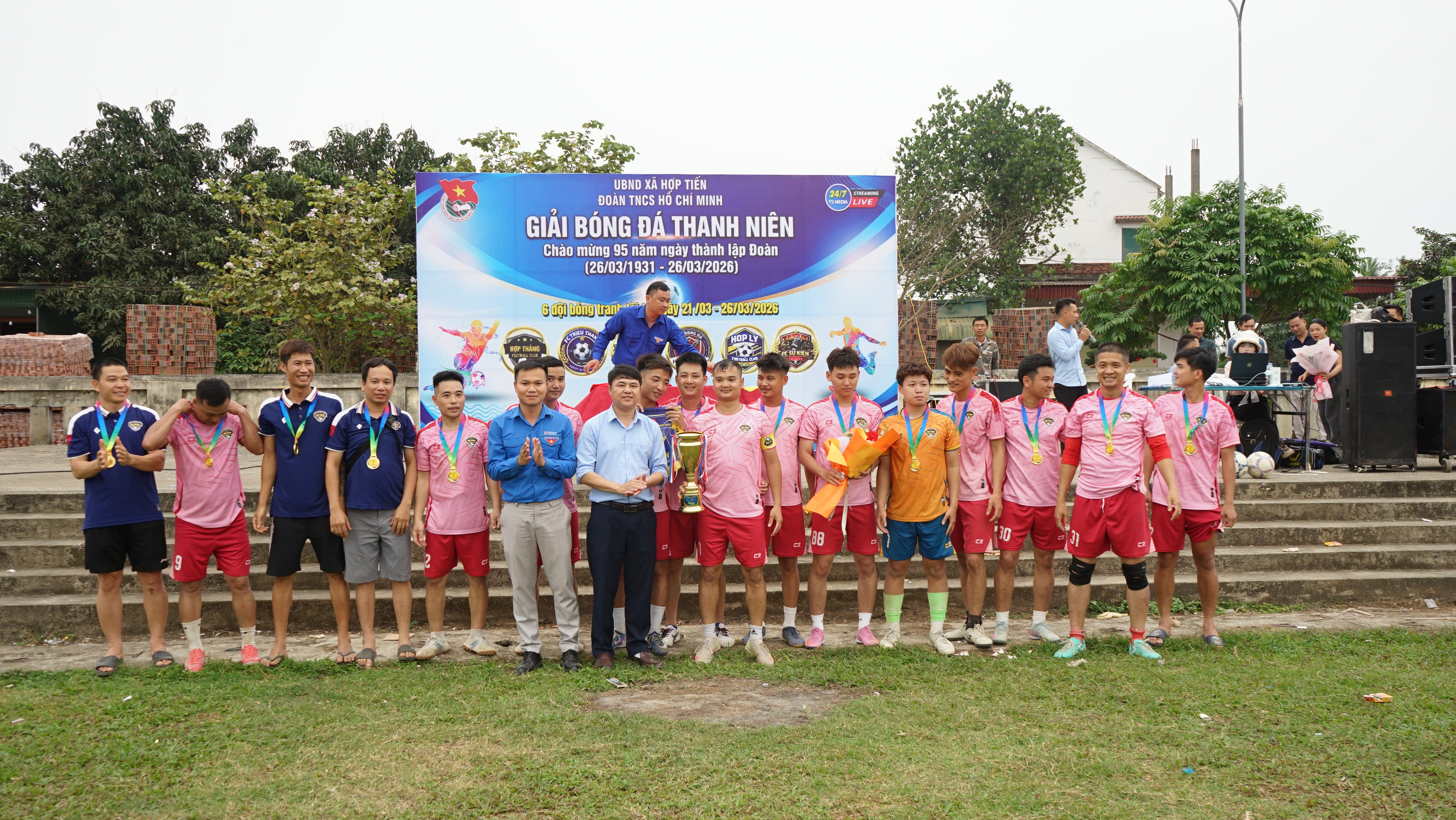 Bế mạc giải bóng đá nam thanh niên xã Hợp Tiến lần thứ I, chào mừng 95 năm ngày thành lập Đoàn thanh niên Cộng sản Hồ Chí Minh.